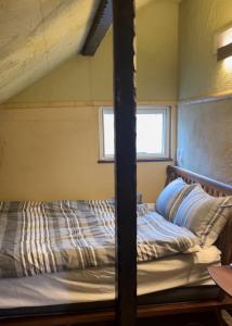 uma cama num pequeno quarto com uma janela em Populasunupuri - Vacation STAY 62945v em Otaru