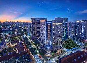 une vue aérienne de nuit sur une ville dans l'établissement Carlton Hotel Singapore, à Singapour