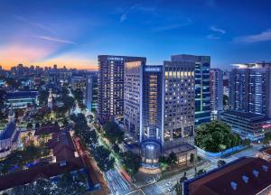 una vista aérea de una ciudad por la noche en Carlton Hotel Singapore, en Singapur