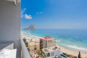 Blick auf den Strand vom Balkon eines Hotels in der Unterkunft CostaBlancaDreams Melior in Calpe in Alicante