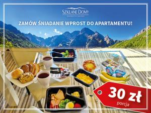 una bandeja de comida en una mesa con alimentos para el desayuno en Szklane Domy, en Zakopane