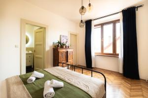 Posteľ alebo postele v izbe v ubytovaní Romantic apartment in the city centre