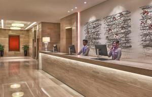 Ο χώρος του λόμπι ή της ρεσεψιόν στο Carlton Hotel Singapore