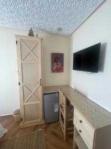 Televiisor ja/või meelelahutuskeskus majutusasutuses ANNI Guesthouse Hostel