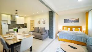 Kuchyňa alebo kuchynka v ubytovaní Apartamenty EverySky - Karkonoska 30