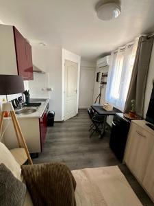 une petite cuisine avec un évier et une table dans l'établissement Charmant Studio 2 - Hyper centre - Musée Ingres-Tous Commerces à pied, à Montauban