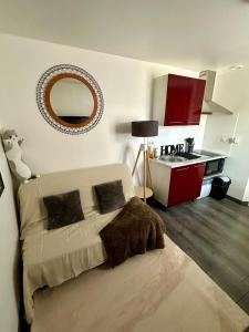 une chambre avec un lit et un miroir au mur dans l'établissement Charmant Studio 2 - Hyper centre - Musée Ingres-Tous Commerces à pied, à Montauban