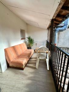 d'un canapé et d'une chaise sur un balcon. dans l'établissement Charmant Studio 2 - Hyper centre - Musée Ingres-Tous Commerces à pied, à Montauban