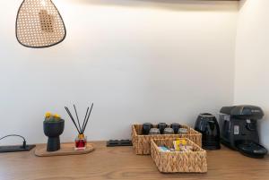Una habitación con tres cestas y una cafetera. en Alkionides Hydra, en Hydra 37 fotos más