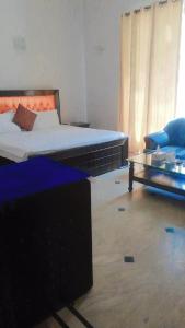 1 dormitorio con 1 cama, 1 mesa y 1 silla en Overseas B&B Guest House en Islamabad