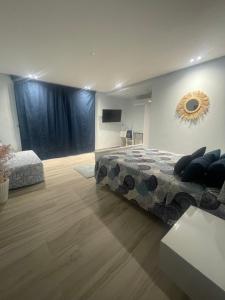 Un dormitorio con una cama y un televisor. en ANNI Guesthouse Hostel, en Martil