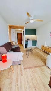 Posezení v ubytování Studio Bord de lac avec terrasse classé 2 étoiles + 7 fotografií