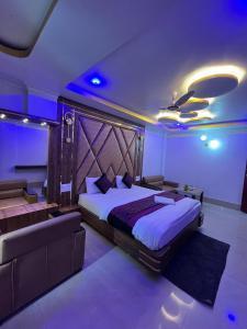 1 dormitorio con 1 cama grande y 1 sofá en HOTEL COUNTRY INN, en Dimāpur