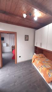ein Schlafzimmer mit einem Bett in einem Zimmer in der Unterkunft Casa Mango in Stresa