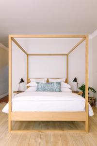 Auberge Burgundy Boutique Hotel & Spa客房内的一张或多张床位