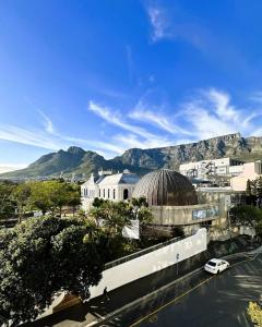 een uitzicht op een gebouw met een moskee en een weg bij Cape Town Hollow Boutique Hotel in Kaapstad