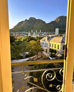 einen Balkon mit Stadtblick in der Unterkunft Cape Town Hollow Boutique Hotel in Kapstadt