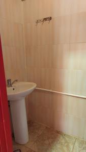 un baño con lavabo y bañera en Sevan - Lavanda Cottages, en Sevan