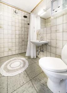 uma casa de banho com um WC e um lavatório em Pension Sandbogaard em Sandvig