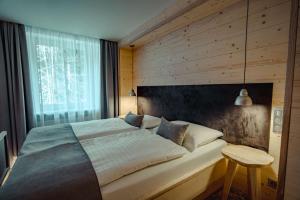 Posteľ alebo postele v izbe v ubytovaní Hotel Partizán