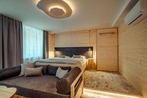 Posteľ alebo postele v izbe v ubytovaní Hotel Partizán