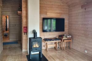 sala de estar con fogones y TV en Vakker ferie ved Spindfjorden, en Farsund