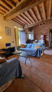 ein Wohnzimmer mit 2 Betten und einem Sofa in der Unterkunft Appartamento Rosmarino in Capannori