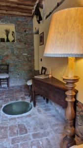 Habitación con cama, mesa y lámpara. en Appartamento Rosmarino, en Capannori