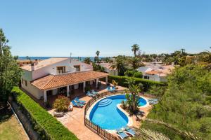 een luchtzicht op een villa met een zwembad bij Villa Angel in Son Xoriguer