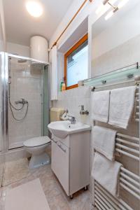 y baño con lavabo, aseo y ducha. en Studio Apartment Oliva en Pula