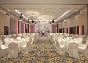 Un salón de banquetes con mesas y sillas blancas. en Carlton Hotel Singapore, en Singapur 35 fotos más