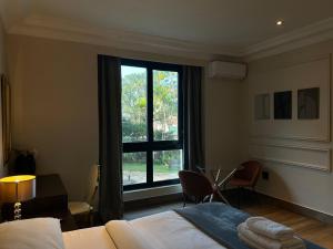 ダーバンにあるAndaluz Boutique Hotelのベッドルーム1室(ベッド1台、大きな窓付)