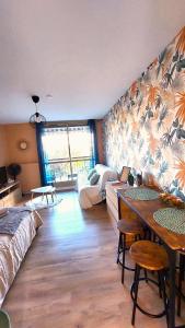 una stanza con un letto, un tavolo e un divano di Studio Le Cosy a Montrichard