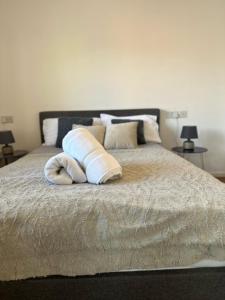 una cama con una almohada blanca encima en 2 Bed House Waterside Luxury Living, Central Area en Leicester