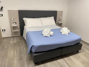1 dormitorio con 1 cama con toallas en B&B al Vicoletto, en Bellante