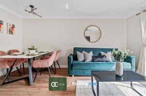 uma sala de estar com um sofá azul e uma mesa em Waterside House By OC House Short Lets & Serviced Accommodation Gillingham, Ramsgate, Folkestone With Beautiful River View em Hoo