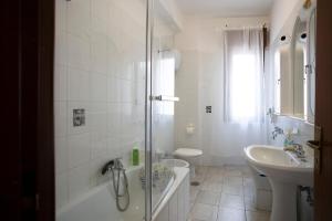 バロニッシにあるOrchideaの浴槽、洗面台、トイレを備えたバスルーム