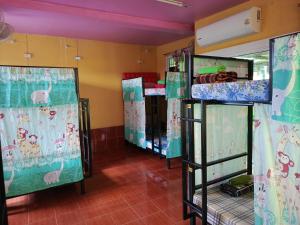 a row of bunk beds in a room at RuengsriSiri Guesthouse in Sukhothai