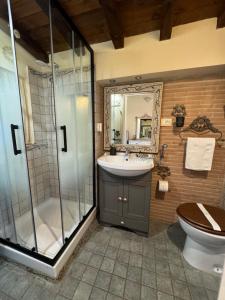 a bathroom with a shower and a sink and a toilet at Villa Adriana House - alloggio turistico ID 18021 in Tivoli