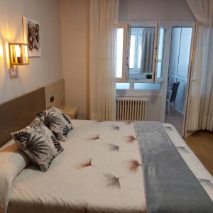 um quarto com uma cama grande com flores em Habitaciones Javier LVI 0006 em Vitoria-Gasteiz