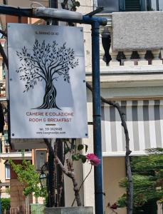 une pancarte pour une maison avec un arbre dessus dans l'établissement Il sogno di Jo a 50 mt dal mare, à Borgio Verezzi