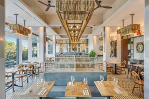 un restaurant avec des tables et des chaises et une fontaine dans l'établissement Pestana Blue Alvor Beach - All Inclusive Hotel, à Alvor