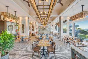 Um restaurante ou outro lugar para comer em Pestana Blue Alvor Beach - All Inclusive Hotel