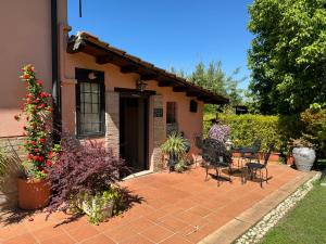 Villa Adriana House - alloggio turistico ID 18021 في تيفولي: فناء منزل به طاولة وكراسي