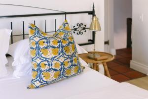 Auberge Burgundy Boutique Hotel & Spa客房内的一张或多张床位