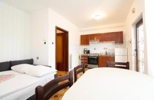 Posteľ alebo postele v izbe v ubytovaní Apartments Pjescana Uvala 606