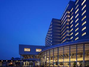 un gran edificio de oficinas por la noche en Grand Mercure Beppu Bay Resort & Spa en Beppu