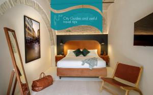 Pokój hotelowy z łóżkiem i krzesłem w obiekcie Officina Daplace w Rzymie
