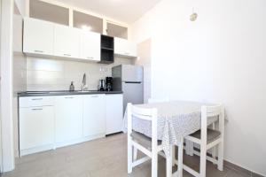 Kuchnia lub aneks kuchenny w obiekcie Apartments Pjescana Uvala 606