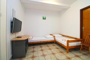 Telewizja i/lub zestaw kina domowego w obiekcie Apartments Pjescana Uvala 606
